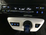 左右独立温度コントロールフルオートエアコンです。運転席、助手席それぞれで独立して温度設定ができます。冷え性の方が乗っても安心ですね♪