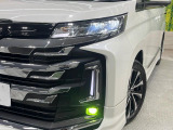 【LEDヘッドライト】悪天候や夜間走行時も良好な視界を確保し安心して運転できる高輝度LEDヘッドライトを装備!点灯速度が早く、消費電力も抑えられています。