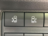 【ハンズフリー機能付き両側パワースライドドア】スライドドアの下に足先を入れてすぐ引くと、自動的にスライドドアが開閉します!荷物で両手がふさがった状態でも、ドアの開閉ができてとっても便利!