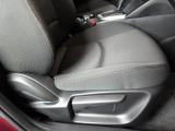 運転席にはドライバーの体型や好みに応じて前後方向だけでなく、高さの調整ができるシートリフターを装備!