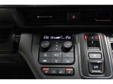 運転席と助手席の温度設定の変更が可能な左右独立タイプのデュアルエアコンです♪♪♪暑がりな人・寒がりな人も誰もが車内を快適にお過ごしいただけます♪♪♪