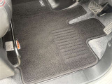 運転席フロアマットです。使用感はなく、比較的綺麗な状態です。