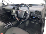 運転席周りのレイアウトをご覧ください。ナビゲーションが綺麗に装着されすっきり収まってますね!