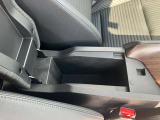 運転席と助手席の間にリッド付きの小物入れが装備されています。