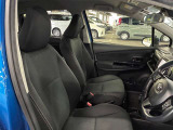 運転席の画像です。足元やシートまわりに余裕があり、リラックスした姿勢で運転が可能です。視界も良好で操作系へのアクセスもしやすく、快適で安心感のあるドライブをサポートします。