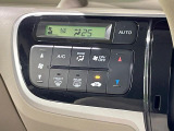 【オートエアコン】一度お好みの温度に設定すれば、車内の温度を検知し風量や温度を自動で調整。暑い&hellip;寒い&hellip;と何度もスイッチ操作をする必要はありません。快適な車内空間には必須の機能ですね♪