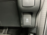 車がカーブの外側へ膨らんだり内側へ巻き込んだりする挙動を防止し安定した走行をサポートする横滑り防止装置付きです!