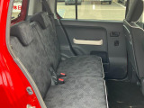 リヤシートも全車消毒済み。足元も軽とは思えない広さがあります。ドアには小物を収納できる便利な【リヤポケット】付。