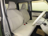 ドライバー目線で、使いやすく安全操作性と良好な視界を実現した運転席です。