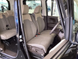 【ベンチシート】運転席と助手席の移動もスムーズ!狭い駐車場での乗り降りや、お子様の乗り降りにも便利です。座席の間にコンソールボックスやドリンクホルダーがないため、車内空間が広く感じます。