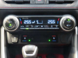 左右独立温度コントロールフルオートエアコンです。運転席、助手席それぞれで独立して温度設定ができます。冷え性の方が乗っても安心ですね♪