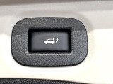 【パワーバックドア】スマートキーや運転席のボタンを押すだけでリアゲートが自動で開閉します!荷物を持っている時や、高い位置にあるバックドアを閉める際に便利な機能です♪