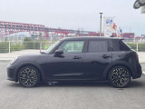 気密性の高いMINIは外観のかわいらしさとは裏腹に、外の雑音を遮り、高級感のある快適なドライブをお楽しみいただけます。