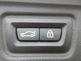 電動リアゲート装備です。バンパー下でのキックスイッチも装備されております。