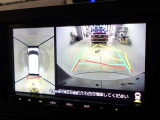 バックモニター付き。車両後方の映像をナビ画面に表示し、駐車などの後退操作をサポートします。