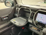 インパネボックスを開けるとテーブルが!停車中に便利【テーブル機能付インパネボックス】!