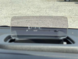 運転に必要な情報を運転者の視界前方に表示する「ヘッドアップディスプレイ」を搭載。