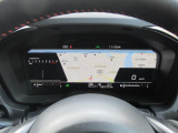 運転に必要な情報をグラフィカルに表示し、少ない視線移動で瞬時に認識できる先進的な液晶メーター。こちらはナビゲーション情報と連携する「地図画面」になります