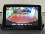 【バックカメラ】 駐車時に車両後方の様子を見ることができるので、運転の不安を軽くします。