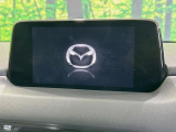 【8インチマツダコネクト】車内の雰囲気にマッチした大型のディスプレイ。スマホ接続でのナビ使用やBluetooth再生等、様々な機能が楽しめます。直感的なダイヤル操作が可能で、使い勝手も良好です。
