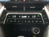 オートエアコンは温度を設定するだけで、自動で風量などを設定してくれます。運転しながら操作も必要ないので、安全性も向上します。