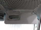 ミラー付きサンバイザー装備ですので、お出かけ前の身だしなみチェックもバッチリです♪