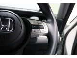 Hondaセンシングの機能のひとつ、アダプティブクルーズコントロール付!アクセルから足を離しても設定したスピードと前車との車間を保ち走行してくれます!車線維持もアシスト☆高速道路で疲労軽減ですね☆