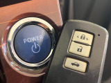 【スマートキー】カバンやポケットに入れたままでもドアの施錠・解錠が可能なスマートキーを装備。エンジンのオン・オフ時もカギを取り出す必要が無いからとっても便利です♪