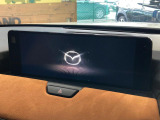 【12.3インチマツダコネクト】車内の雰囲気にマッチした大型ディスプレイ。スマホ接続でのナビ使用やBluetooth再生等、様々な機能が楽しめます。直感的なダイヤル操作が可能で、使い勝手も良好です。