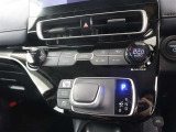 左右独立温度コントロールフルオートエアコンです。運転席、助手席それぞれで独立して温度設定ができます。冷え性の方が乗っても安心ですね♪