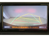 ハンドル操作に連動してガイドラインが変化するバックカメラ搭載です。クルマは構造上たくさんの死角がありますので、とても便利な機能ですね。あくまで補助の為の装備ですのでバックは目視での確認が大事ですよ!