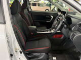 運転席の画像です。足元やシートまわりに余裕があり、リラックスした姿勢で運転が可能です。視界も良好で操作系へのアクセスもしやすく、快適で安心感のあるドライブをサポートします。