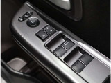 ドア内側、手の届きやすい位置にドアガラスの開閉スイッチ(パワーウインドウ)があります。運転席にはいたずら防止のためのロック付!