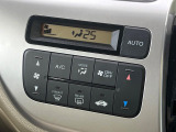 【オートエアコン】一度お好みの温度に設定すれば、車内の温度を検知し風量や温度を自動で調整。暑い&hellip;寒い&hellip;と何度もスイッチ操作をする必要はありません。快適な車内空間には必須の機能ですね♪