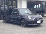 MINIのフロントグリルのデザインはイギリスで生まれた当初から、シルバーのサイドバーが折り重なった伝統的なデザインで御座います。その伝統はBMWのお車になってからでも少しずつ形を変えて守られております