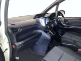 運転席周りのレイアウトをご覧ください。ナビゲーションが綺麗に装着されすっきり収まってますね!
