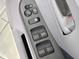 【電動格納ミラー】サイドミラーは電動格納式となっており、狭い駐車場でもキズがつくリスクを抑えられます。