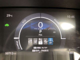 【ブラインドスポットモニター】隣の車線を走る車をレーダーで検知。ドアミラーでは確認しにくい後方エリアの車を検知して、ドアミラーに搭載されたLEDインジゲーターが点灯して注意を喚起してくれます。