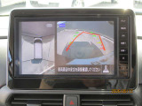 アラウンドビューモニターも装備しております。ご覧のように車体を真上か見たような映像なので、車庫入れの苦手なお客様ももうご心配いりません。