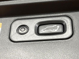 【パワーバックドア】スマートキーや運転席のボタンを押すだけでリアゲートが自動で開閉します!荷物を持っている時や、高い位置にあるバックドアを閉める際に便利な機能です♪