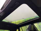 【【ガラスルーフ】ガラスルーフ搭載で車内の解放感が一気にアップ!開放的なドライブをお楽しみいただけます。