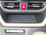 ワイヤレス充電機能 Qi がインパネセンタートレイにあり便利です。