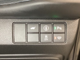 Hondaセンシング用の、VSA(ABS+TCS+横滑り抑制)解除と路外逸脱抑制機能のオンオフスイッチなどはハンドルの右側に装備しています。