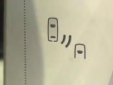 【ブラインドスポットモニター】走行中、ドアミラーの死角になりやすい箇所に後続車が接近するとサイドミラーのレンズに警告を表示!ドライバーに注意喚起をしてくれます。