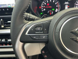 運転中、オーディオの操作をしてて、ハッとしたことはありませんか?ステアリングスイッチは、運転中でもハンドルでオーディオの操作が可能です。安全なドライブをサポートします。