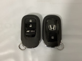 スマートキーを装備しています。鍵を差し込むことなくドアロックの開け閉めと、スタートボタン操作でのエンジンスタートができます。ボタン操作でトランクが開けられる電動テールゲートのボタンもついています。