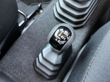 2WD&hArr;4WDの切替えレバーになります。道路状態によって切替え可能なので想像以上に便利です!