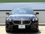 【BMWの伝統】BMWの特徴的な&ldquo;キドニーグリル&rdquo;は、80年以上続く伝統の形でございます。変わらないこだわりのデザインが、プレミアムブランド&ldquo;BMW&rdquo;を創り出します。