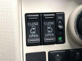 【両側パワースライドドア】スマートキーや運転席のスイッチで後席両側スライドドアの開閉が可能♪電動だから力を入れてドアを開ける必要が無く、小さなお子様でも簡単に開け閉めでき快適です♪
