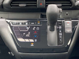 オートエアコンで温度調整も楽チン!四季を問わず快適に運転することが出来ます。